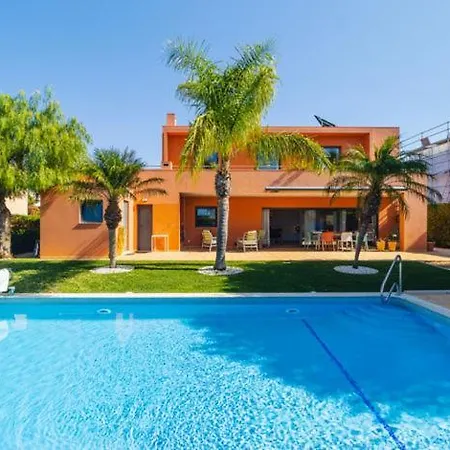 Excellent Location Just Minutes From The Beaches ! *