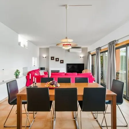 Excellent Location Just Minutes From The Beaches ! *