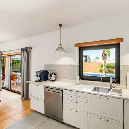 Excellent Location Just Minutes From The Beaches ! Penzion Lagos