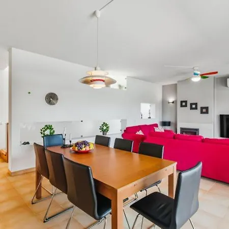 Penzion Excellent Location Just Minutes From The Beaches !