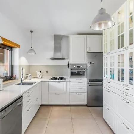 Excellent Location Just Minutes From The Beaches ! *