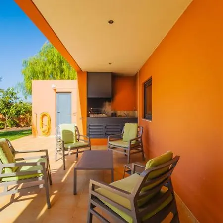Excellent Location Just Minutes From The Beaches ! *