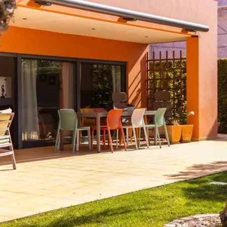 Excellent Location Just Minutes From The Beaches ! Pensjonat *