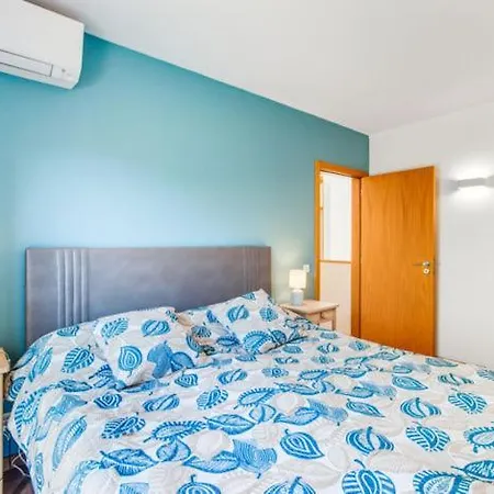 Excellent Location Just Minutes From The Beaches !