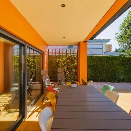 Excellent Location Just Minutes From The Beaches ! *