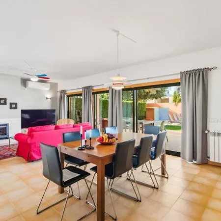 Excellent Location Just Minutes From The Beaches !